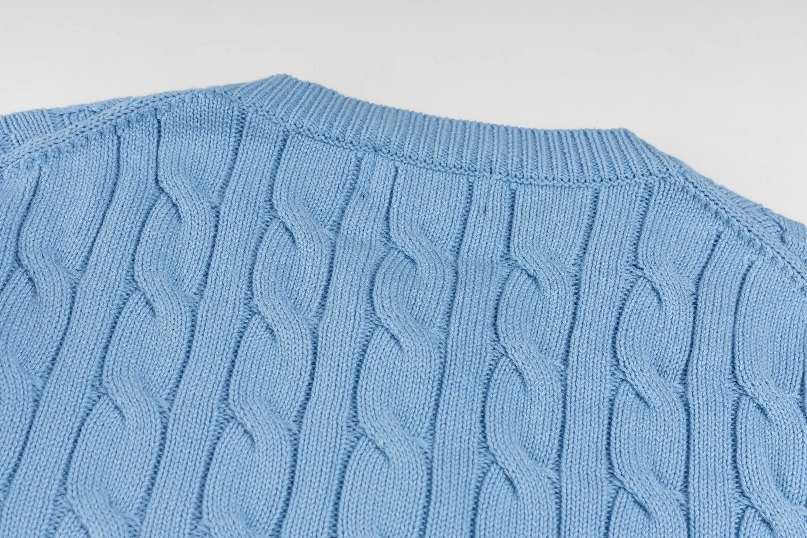 P230 #R93 RALPH LAUREN Ralph Lauren twelve colors classic small label embroidery logo seven-button knitted cable cardigan sweater women's top, high-density LOGO embroidery on the chest, original customization of tag accessories. Made of pure cotton yarn, pure cotton is skin-friendly and comfortable, small label war horse embroidered twist button cardigan sweater 🐎 high quality, follow the blogger to learn how to wear it! Let’s buy a Ralph Lauren cable sweater. It’s a super hard-to-find series after it became popular. It’s hard to find one on the official website. It’s simple and practical to wear, with a lazy and loose feel. The thickened fabric has more texture, feels soft and delicate, and has a loose fit. Whether worn alone or layered, you can wear different styles of fashion with just one piece!   Size: